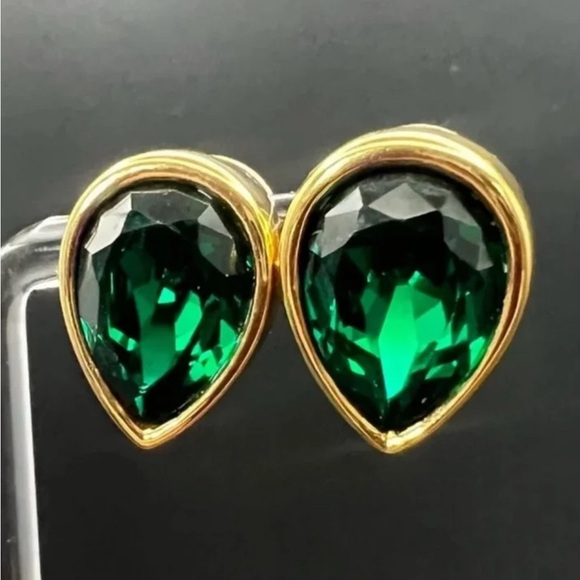 Vintage Avon S.A.L. Emerald Green Teardrop Earrings – 1980s Statement Studs - Picture 9 of 12